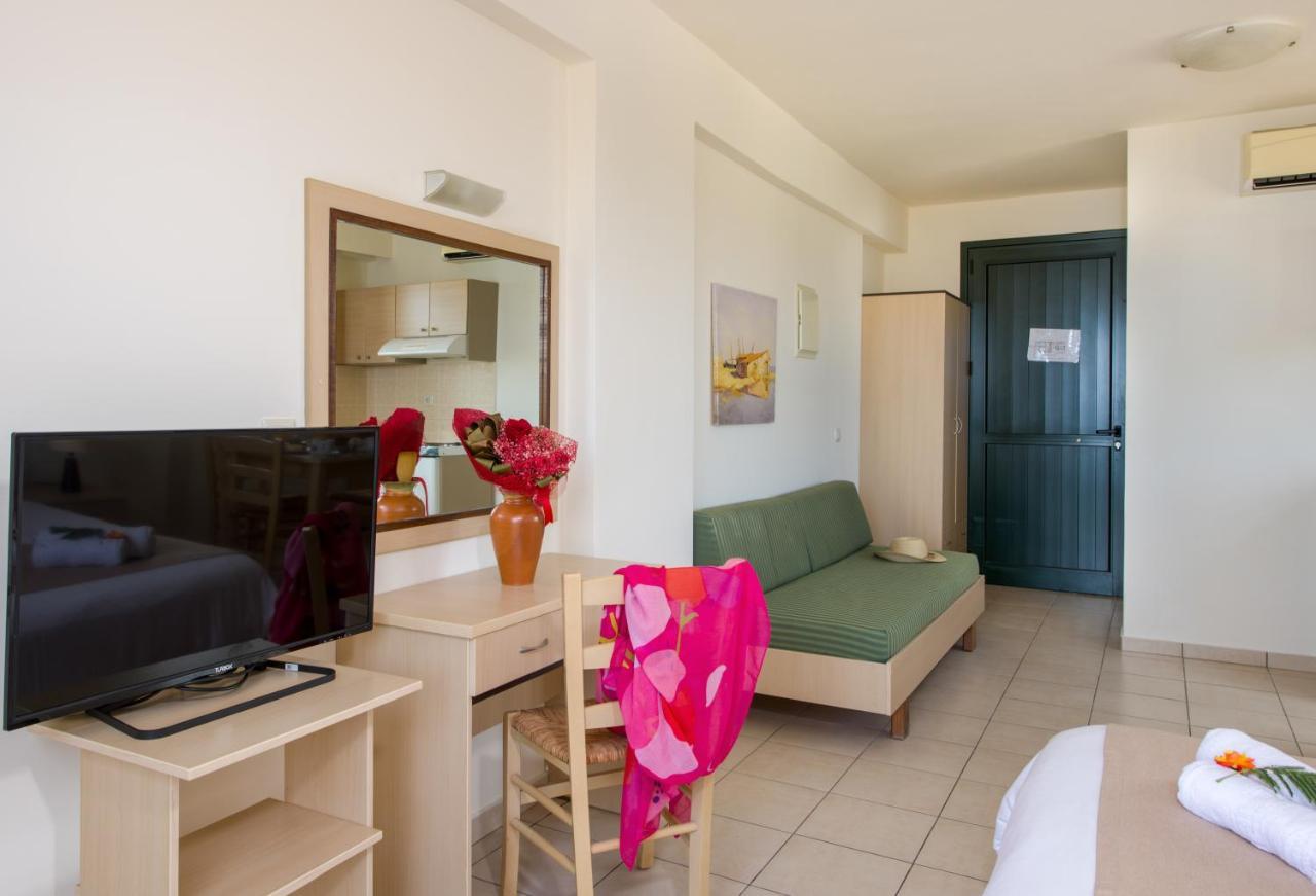 Margarita Beach Hotel Agia Marina エクステリア 写真