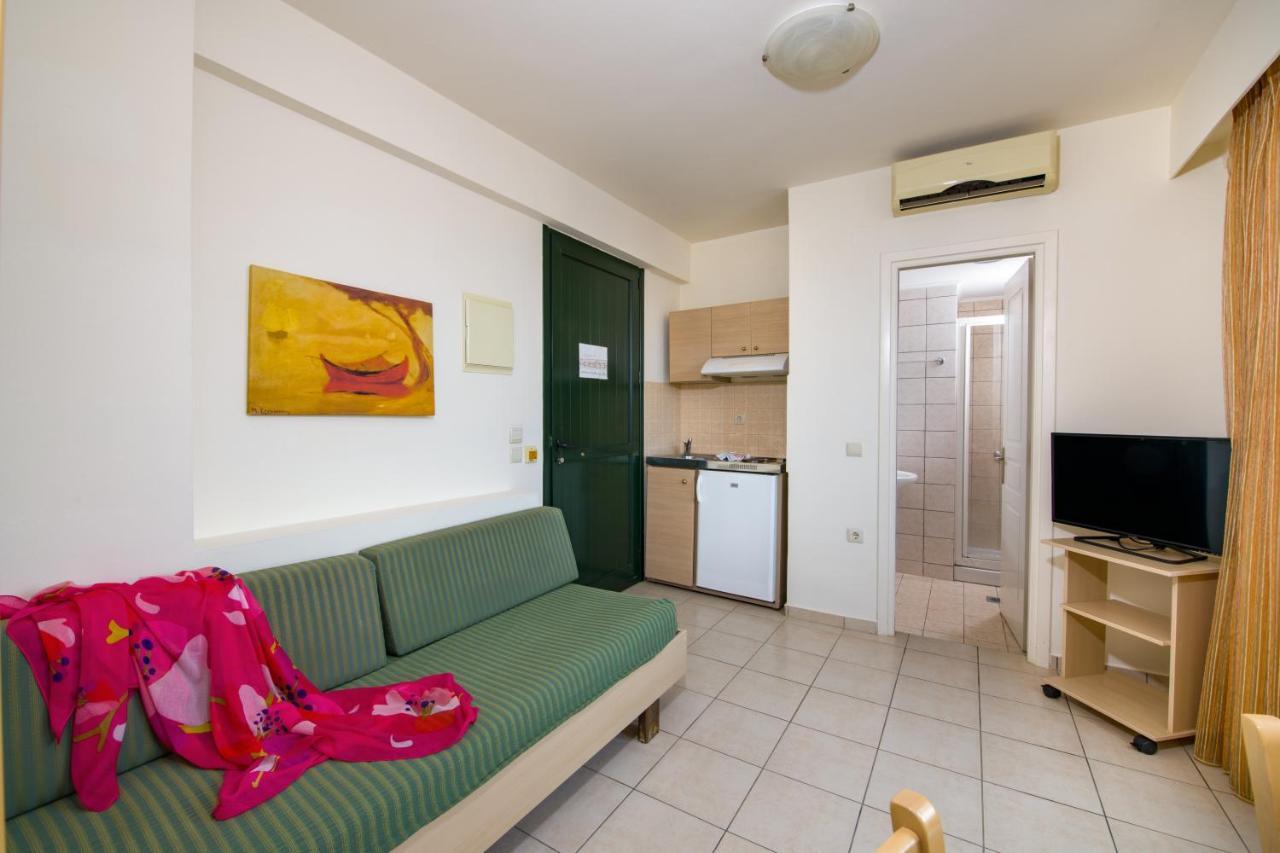 Margarita Beach Hotel Agia Marina エクステリア 写真