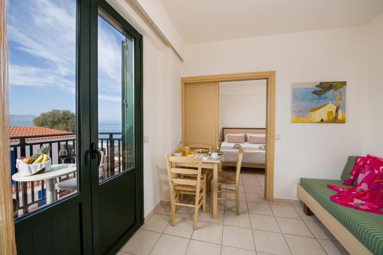 Margarita Beach Hotel Agia Marina エクステリア 写真