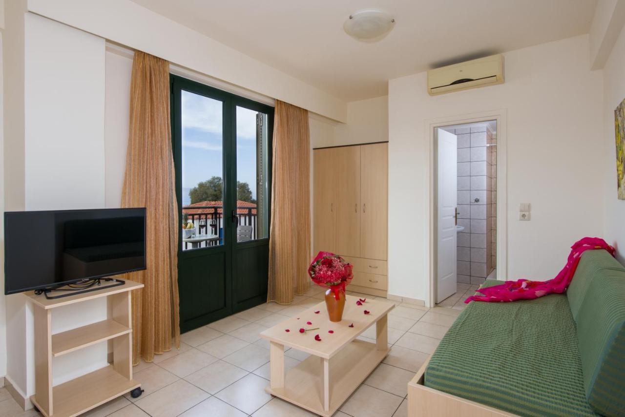 Margarita Beach Hotel Agia Marina エクステリア 写真