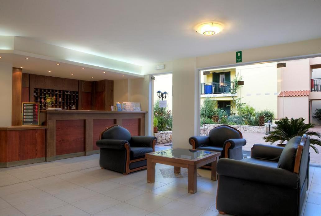 Margarita Beach Hotel Agia Marina エクステリア 写真